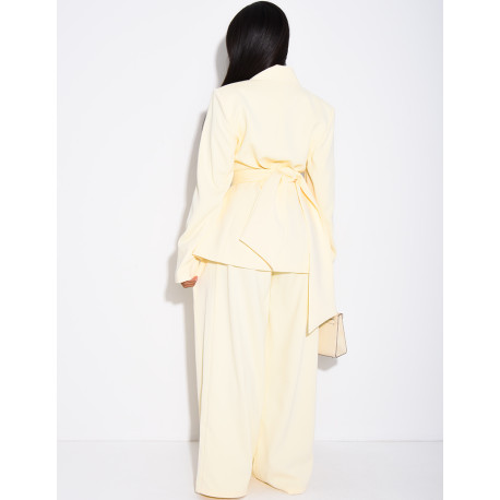 Hosenanzug-Set aus Hose und Blazer zum Binden mit goldener Brosche