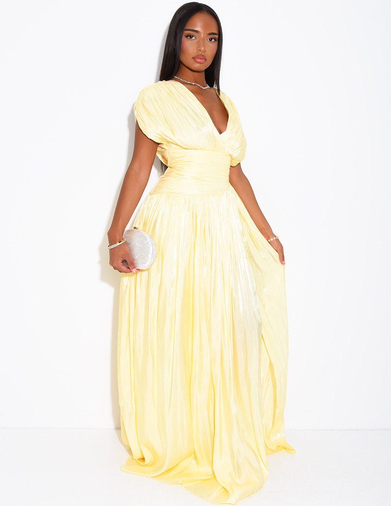 Long, backless dress in...
