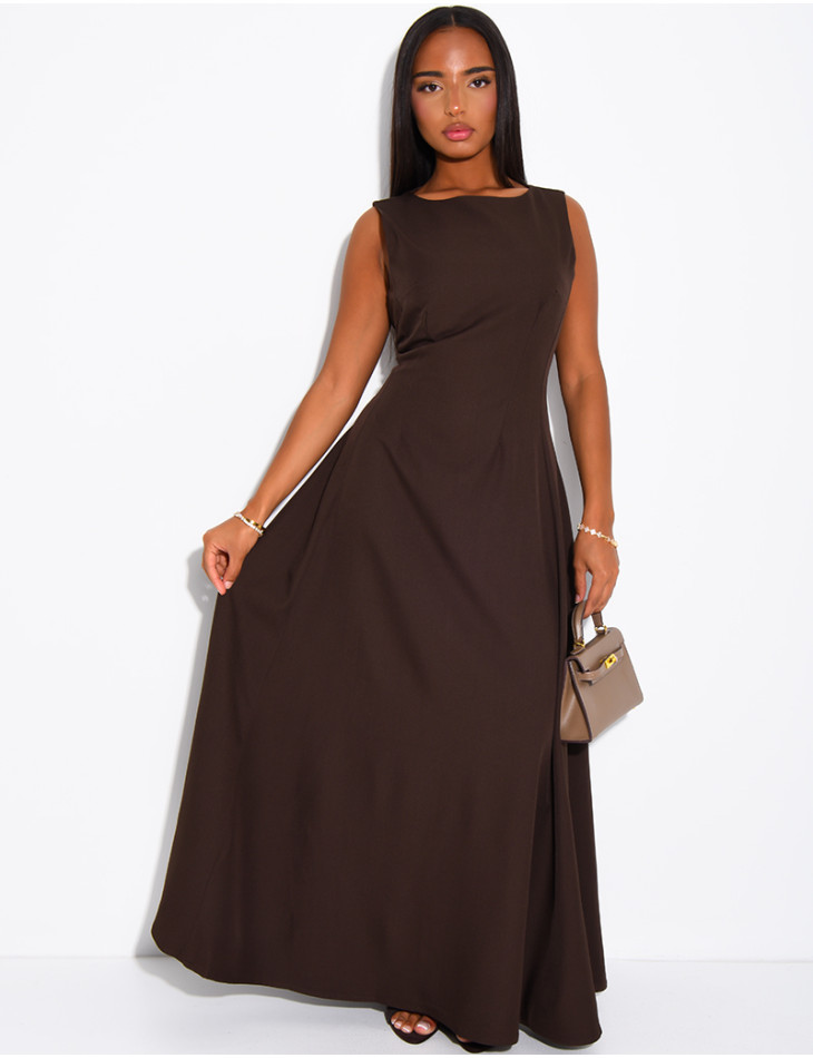 Sehr langes, taillenbetontes, ausgestelltes Kleid