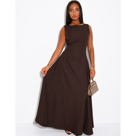 Sehr langes, taillenbetontes, ausgestelltes Kleid