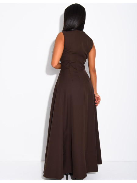 Sehr langes, taillenbetontes, ausgestelltes Kleid