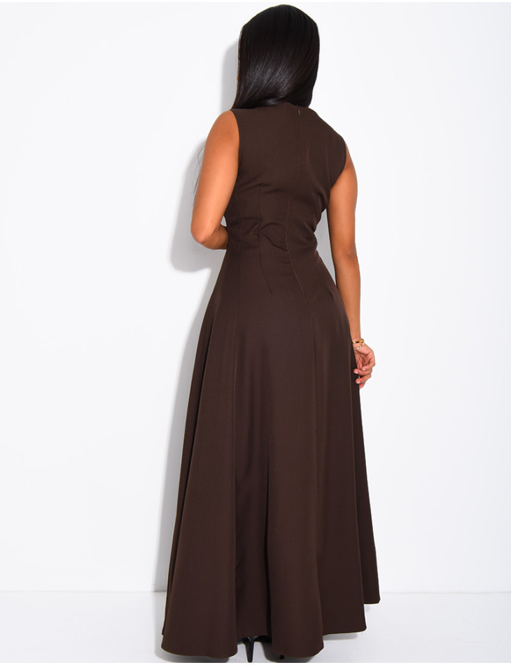 Sehr langes, taillenbetontes, ausgestelltes Kleid