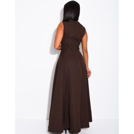 Sehr langes, taillenbetontes, ausgestelltes Kleid