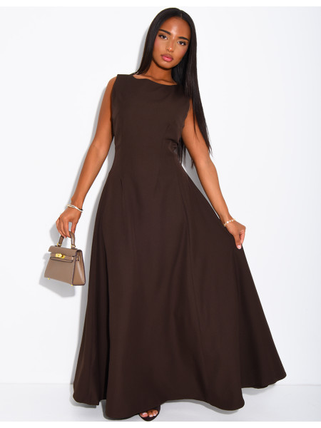 Sehr langes, taillenbetontes, ausgestelltes Kleid