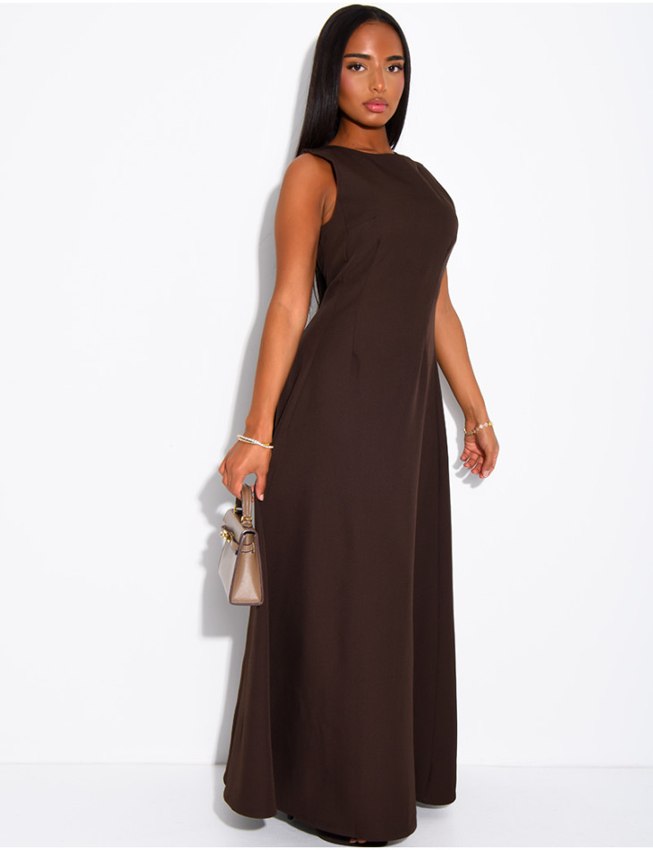 Sehr langes, taillenbetontes, ausgestelltes Kleid