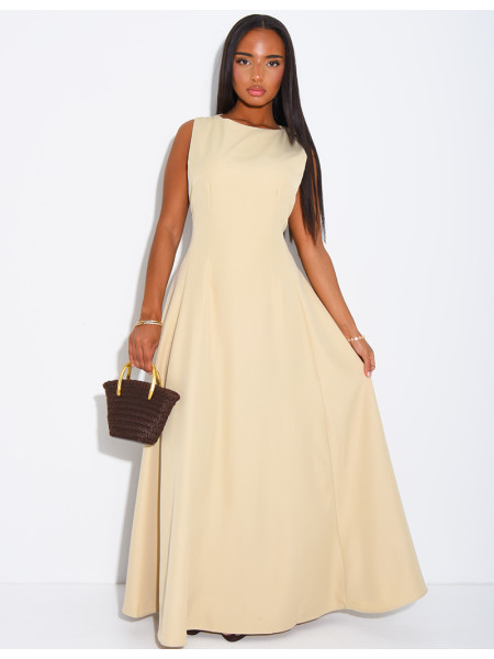 Very long dress, fitted at the waist and flared