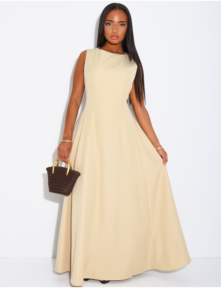 Very long dress, fitted at the waist and flared