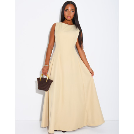 Very long dress, fitted at the waist and flared
