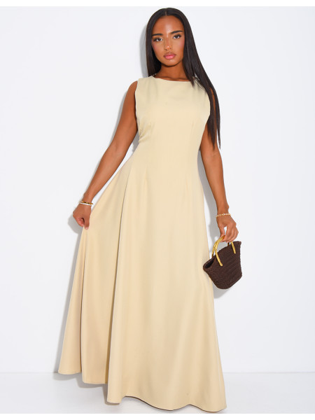Very long dress, fitted at the waist and flared