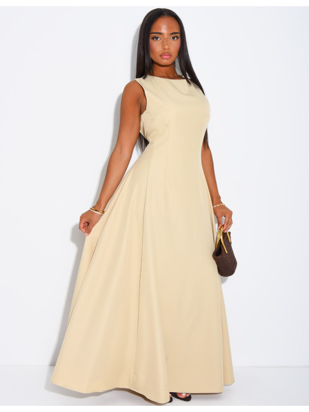 Very long dress, fitted at the waist and flared