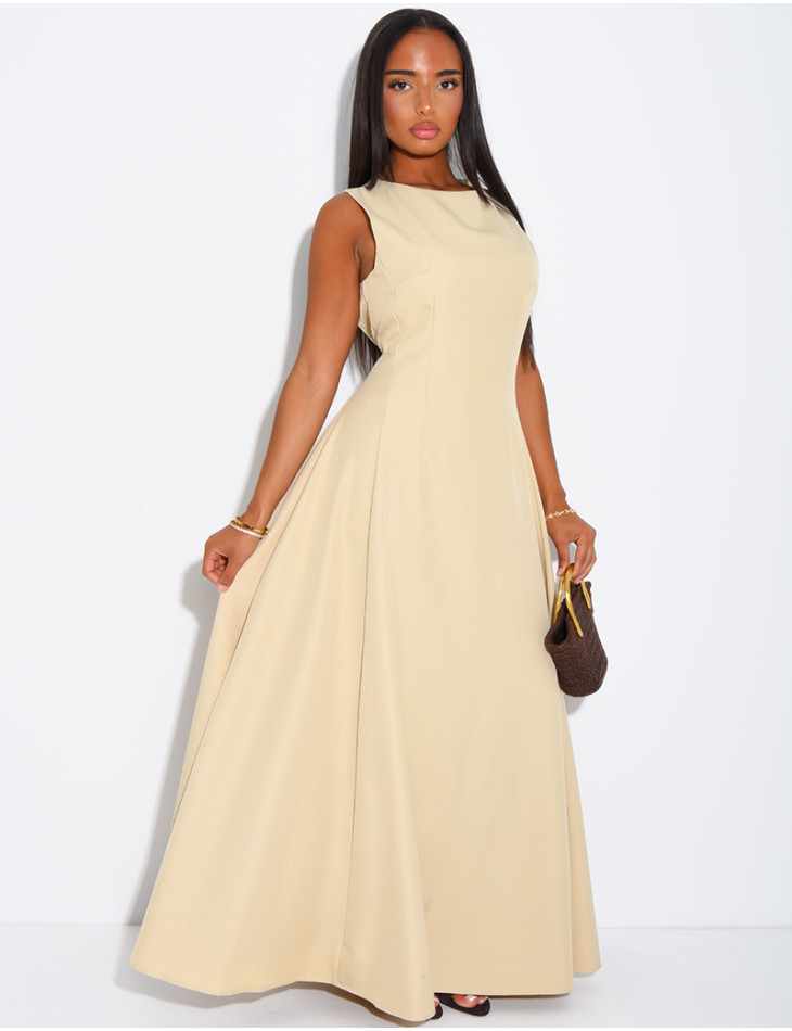 Very long dress, fitted at the waist and flared