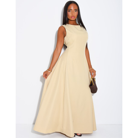 Very long dress, fitted at the waist and flared