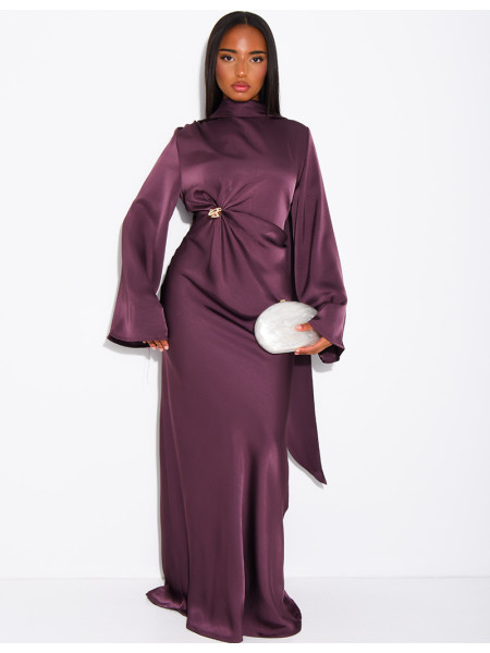 Langes Satin-Kleid mit goldener Brosche und passendem Schal