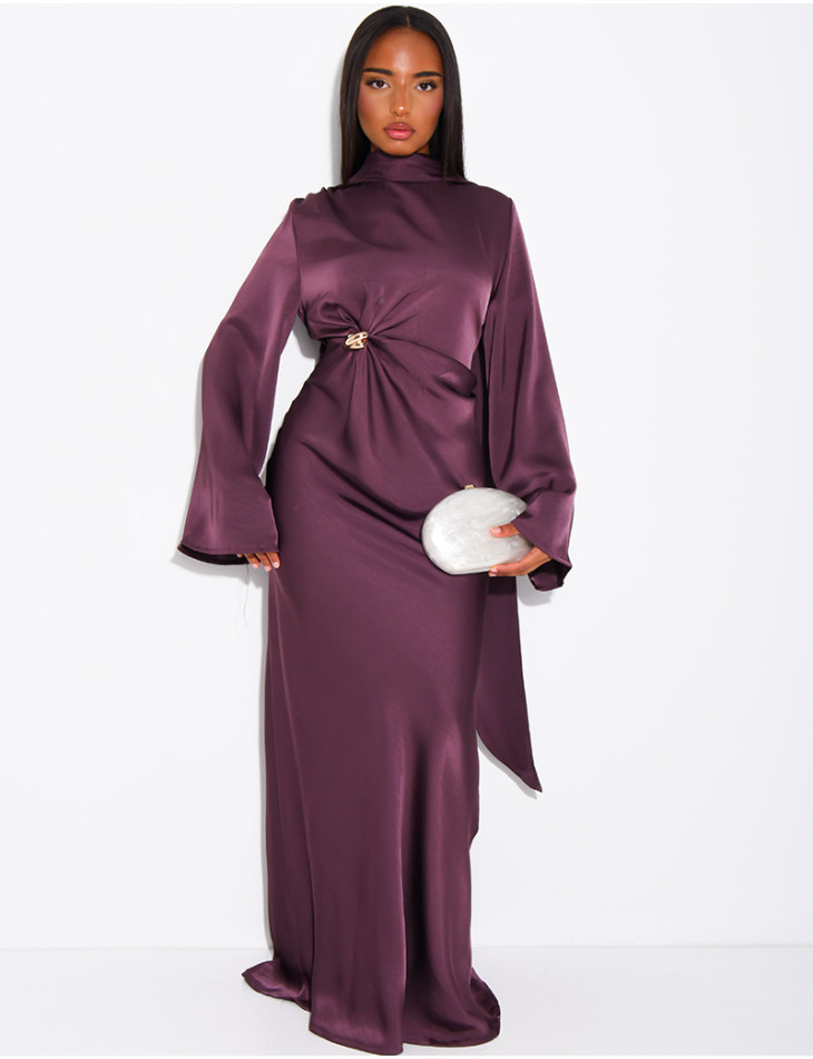 Langes Satin-Kleid mit goldener Brosche und passendem Schal