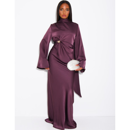 Langes Satin-Kleid mit goldener Brosche und passendem Schal