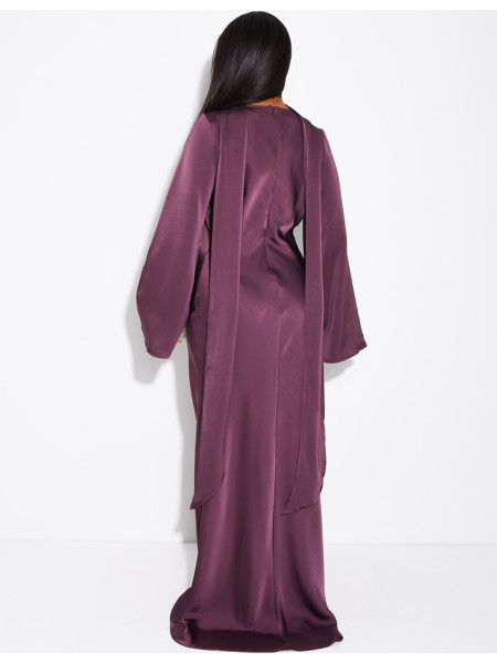 Langes Satin-Kleid mit goldener Brosche und passendem Schal