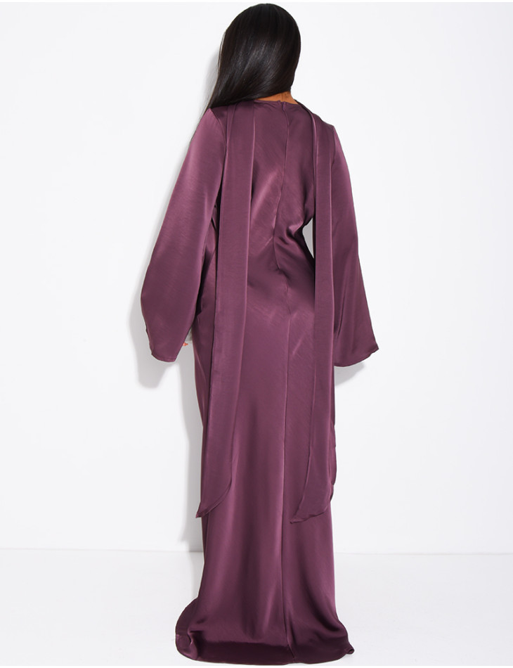 Langes Satin-Kleid mit goldener Brosche und passendem Schal