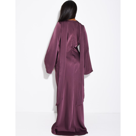 Langes Satin-Kleid mit goldener Brosche und passendem Schal