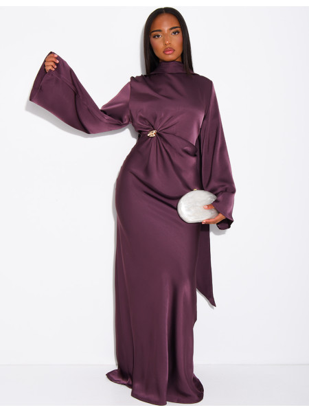 Langes Satin-Kleid mit goldener Brosche und passendem Schal