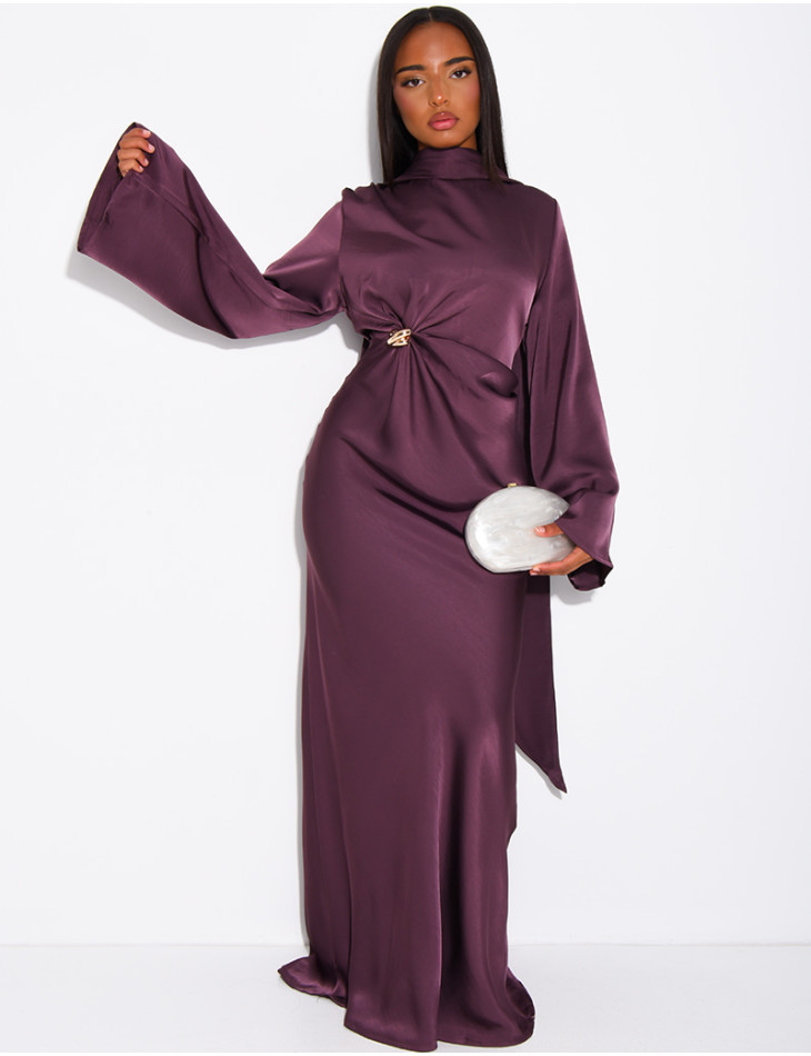 Langes Satin-Kleid mit goldener Brosche und passendem Schal