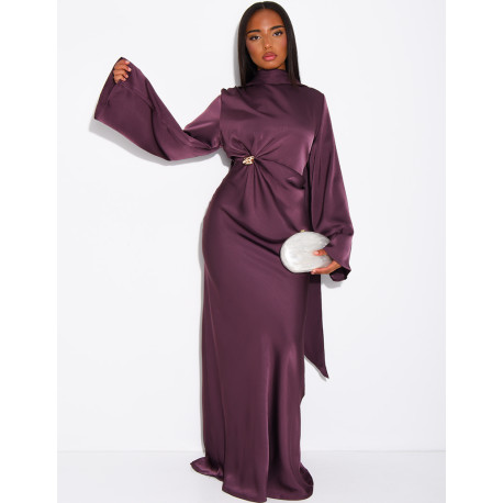 Langes Satin-Kleid mit goldener Brosche und passendem Schal
