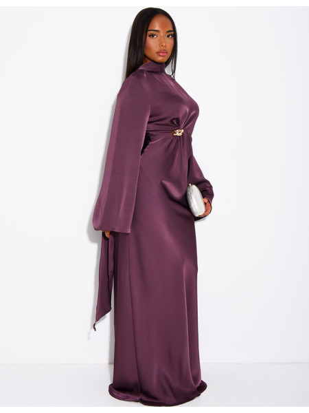 Langes Satin-Kleid mit goldener Brosche und passendem Schal