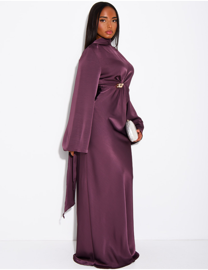 Langes Satin-Kleid mit goldener Brosche und passendem Schal
