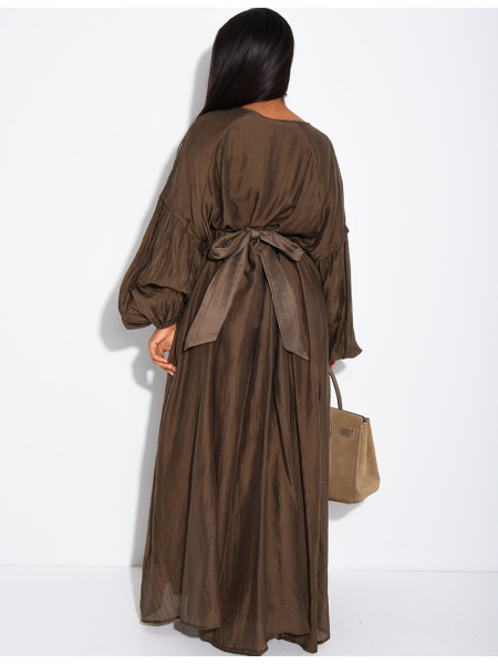 Langes Kleid aus fließendem Stoff, mit Knöpfen und Bindeband am Rücken
