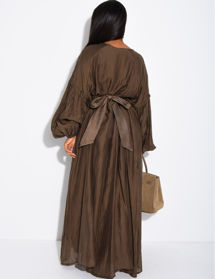 Langes Kleid aus fließendem Stoff, mit Knöpfen und Bindeband am Rücken