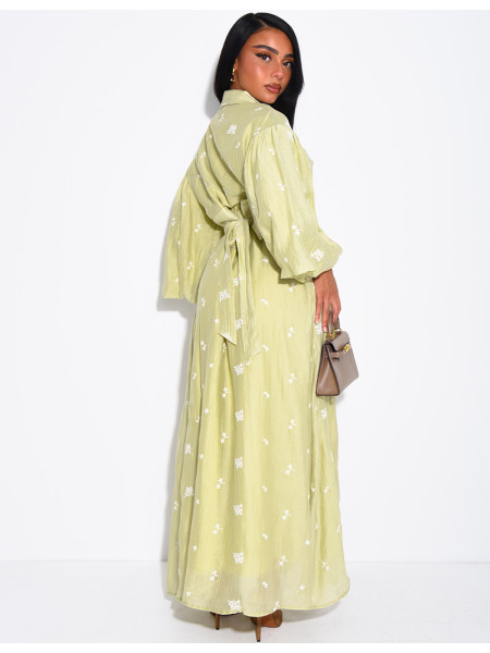 Robe longue en tissu fluide brodée à ceintrer au dos