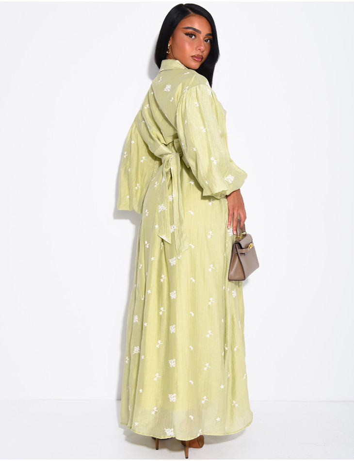 Robe longue en tissu fluide brodée à ceintrer au dos