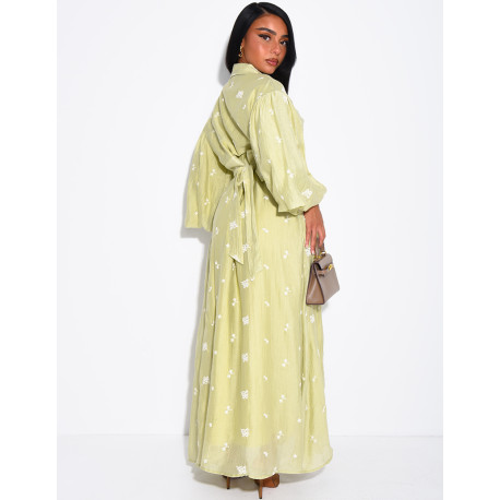 Robe longue en tissu fluide brodée à ceintrer au dos