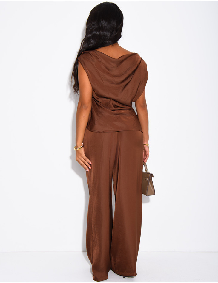 Set aus fließendem Satin mit goldenem Broschen-Top und gerader Hose