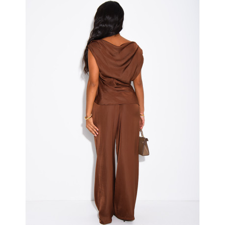 Set aus fließendem Satin mit goldenem Broschen-Top und gerader Hose