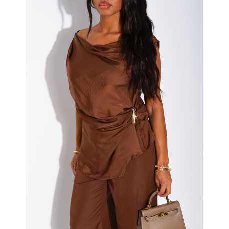 Set aus fließendem Satin mit goldenem Broschen-Top und gerader Hose