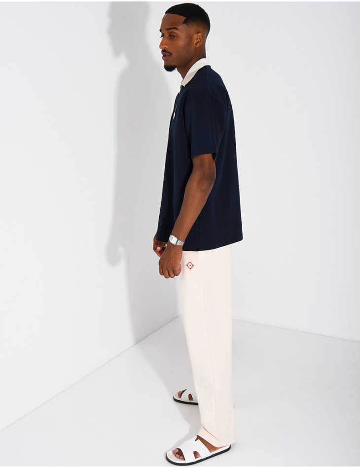 Zweifarbiges Set aus Hose und Polohemd mit Kleeblatt-Motiv