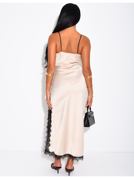 Robe longue en satin à empiècements en dentelle