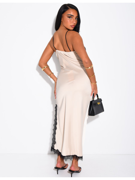 Robe longue en satin à empiècements en dentelle