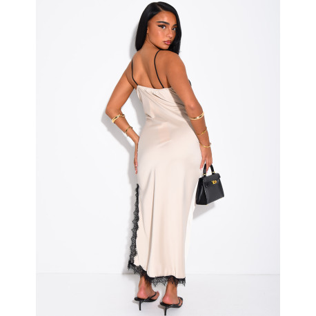 Robe longue en satin à empiècements en dentelle