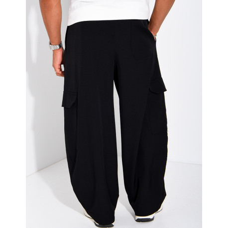 Fließende Oversize-Hose mit Cargotaschen