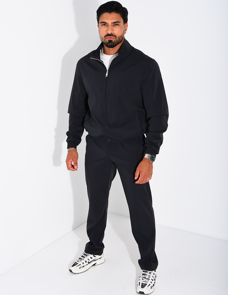 Set featuring a zippered...