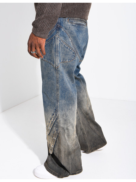 Jeans effet délavé à empiècements et oeillets