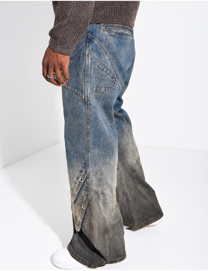 Jeans effet délavé à empiècements et oeillets