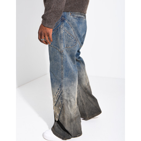 Jeans effet délavé à empiècements et oeillets
