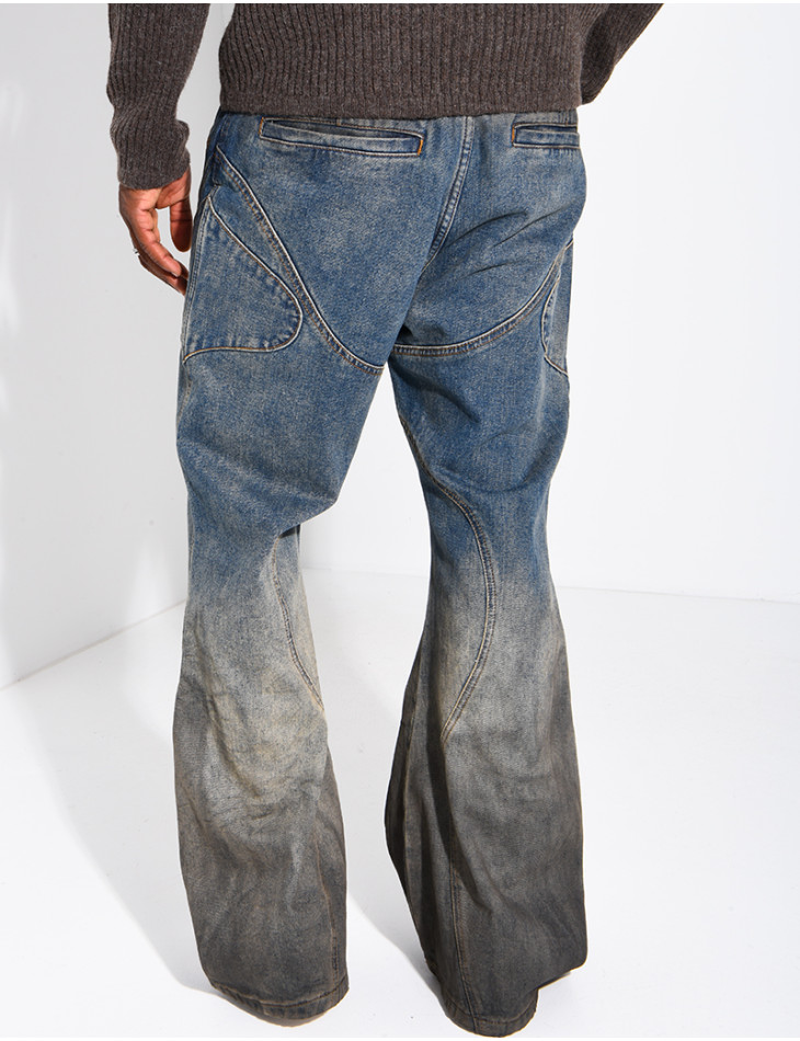 Jeans effet délavé à empiècements et oeillets
