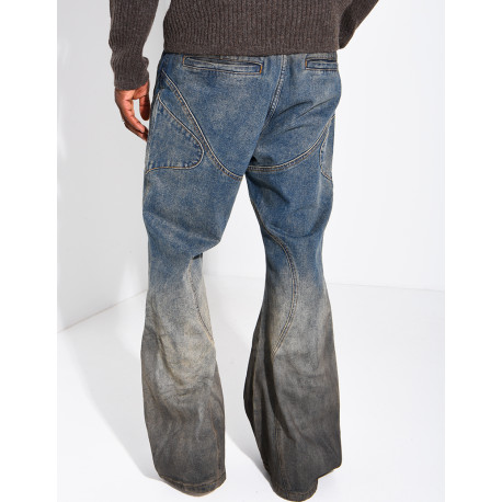 Jeans effet délavé à empiècements et oeillets