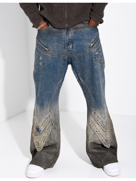 Jeans effet délavé à empiècements et oeillets