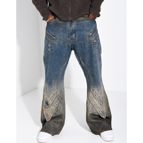 Jeans effet délavé à empiècements et oeillets