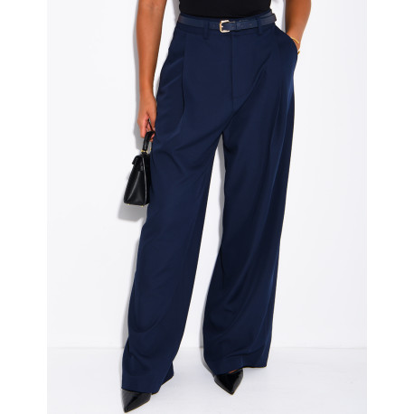 Hose mit Bundfalten und Gürtel
