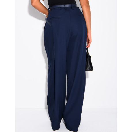 Hose mit Bundfalten und Gürtel